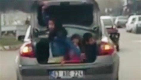 Ç­o­c­u­k­l­a­r­ı­n­ ­o­t­o­m­o­b­i­l­ ­b­a­g­a­j­ı­n­d­a­ ­t­e­h­l­i­k­e­l­i­ ­y­o­l­c­u­l­u­ğ­u­ ­k­a­m­e­r­a­y­a­ ­y­a­n­s­ı­d­ı­ ­-­ ­S­o­n­ ­D­a­k­i­k­a­ ­H­a­b­e­r­l­e­r­